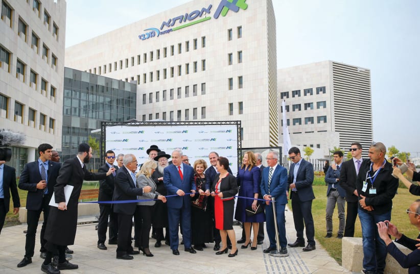  THE RIBBON-CUTTING ceremony for the newly-built Assuta Hospital in Ashdod in 2017, attended by former prime minister Benjamin Netanyahu. (photo credit: FLASH90)