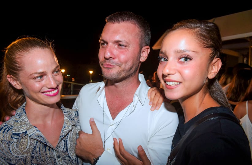 Israeli modeling agent Shai Avital (C) poses for a picture with Israeli models during an event on a rooftop in Tel Aviv, on September 17, 2017 (photo credit: AVSHALOM SASSONI/FLASH90)