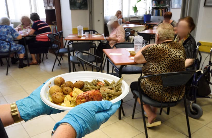  Hot meal distribution at elderly day center (photo credit: LEKET ISRAEL)