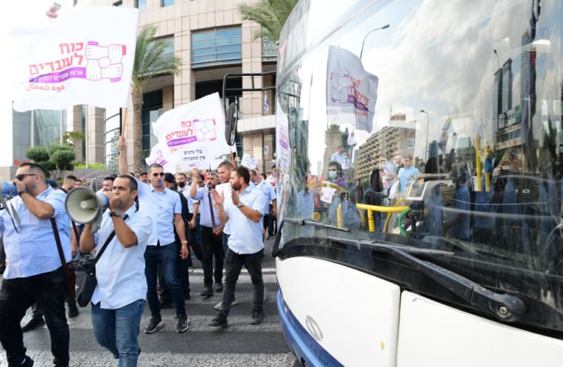  Bus drivers protest against low wages and bad working conditions in Tel Aviv (photo credit: AVSHALOM SASSONI/MAARIV)