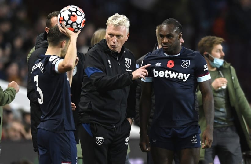  West Ham United manager David Moyes gives instructions to Michail Antonio and Aaron Cresswell during a break in play (photo credit: REUTERS/TONY O'BRIEN)