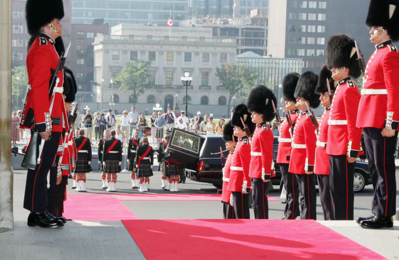  Canadian Grenadier Guards on Parliament Hill in Ottawa, Ontario, Canada. (photo credit: VIA WIKIMEDIA COMMONS)