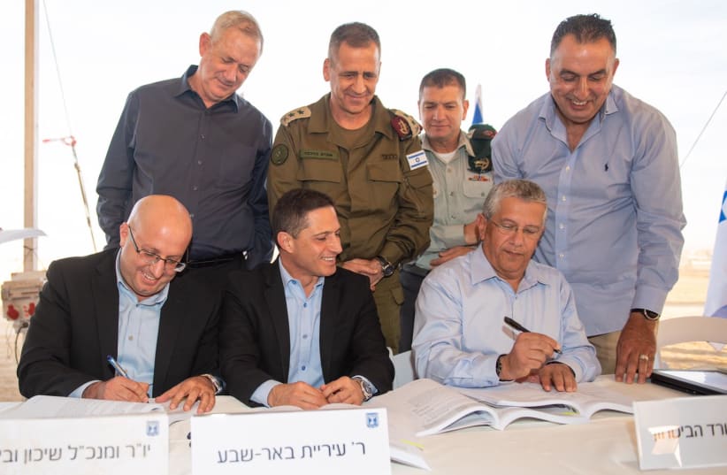  The Defense Ministry and Shikun & Binui sign a deal for a new IDF intelligence base in the Negev. (photo credit: IDF SPOKESPERSON'S UNIT)
