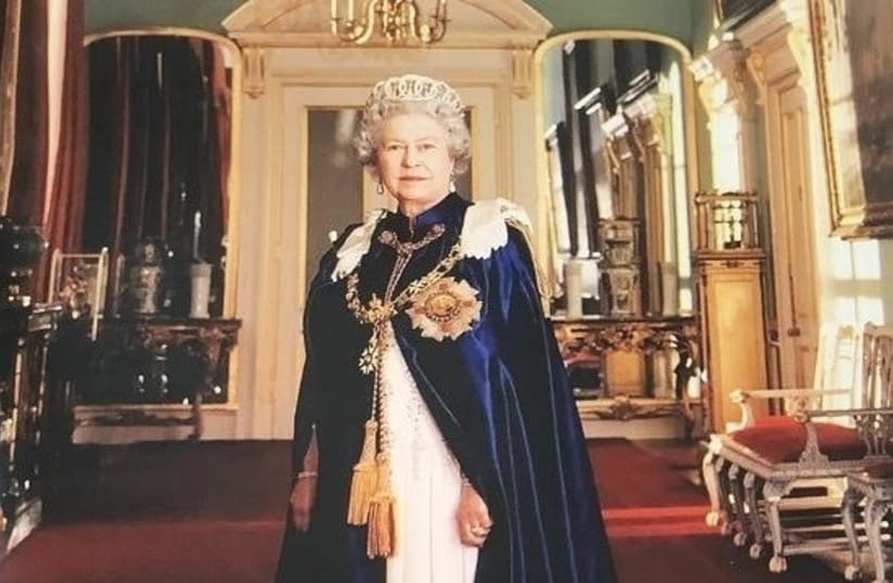  QUEEN ELIZABETH II depicted in a 2000 official portrait by the author. (photo credit: CHARLES GREEN)