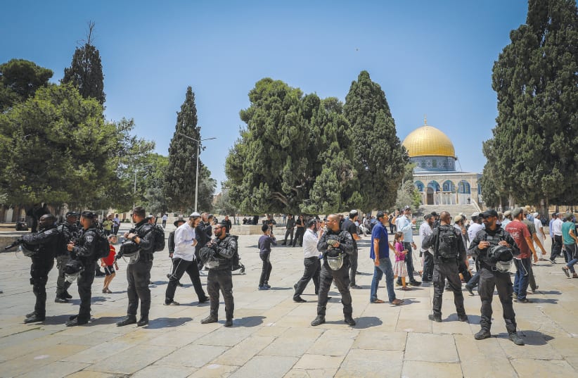 SECURITY FORCES guard Jews visiting the Temple Mount on Tisha Be'av, a day of mourning the destruction of the Holy Temple (photo credit: JAMAL AWAD/FLASH90)