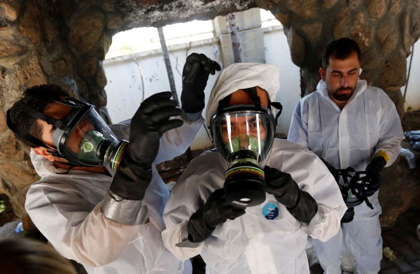 Syrian medical staff take part in a training exercise to learn how to treat victims of chemical weapons attacks, in a course organized by the World Health Organisation (WHO) in Gaziantep, Turkey, July 20, 2017 (photo credit: REUTERS/MURAD SEZER)