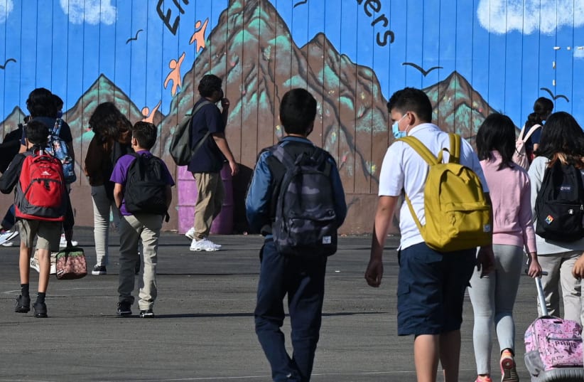  Students walk to their classrooms at a public middle school in Los Angeles, California, Sep. 10, 2021.  (photo credit: ROBYN BECK / AFP)