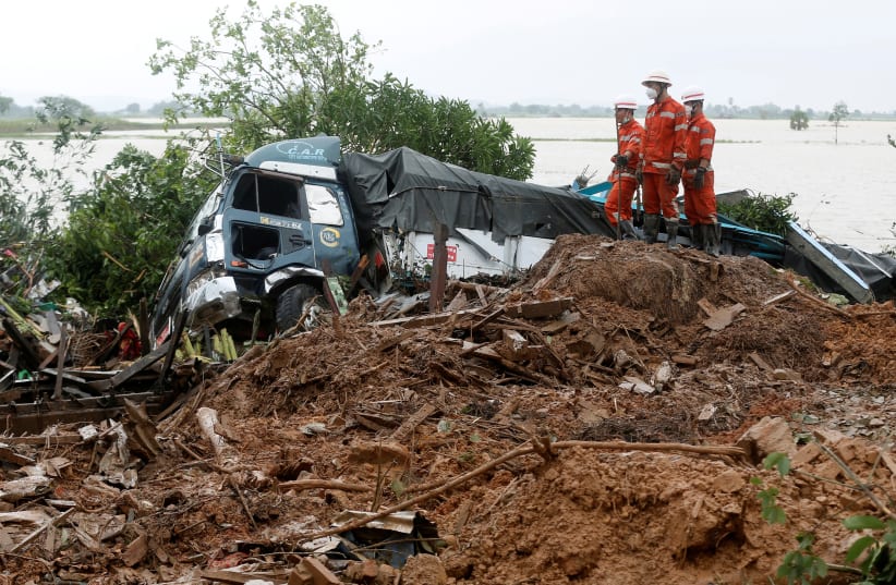  Rescue workers search for bodies of victims under the debris and mud after a landslide in Mottama, Mon state, Myanmar, August 11, 2019. (photo credit: REUTERS/ANN WANG)