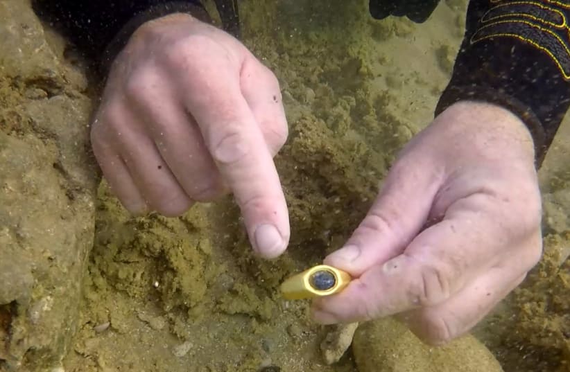   The underwater discovery of the gold ring.  (photo credit: ISRAEL ANTIQUITIES AUTHORITY MARINE ARCHAEOLOGY UNIT)