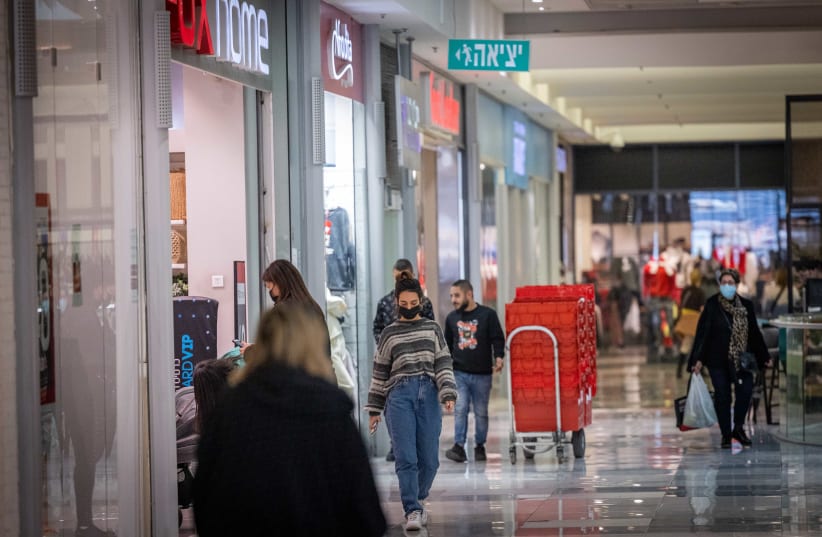  People shop at the Hadar Shopping mall in Jerusalem on December 16, 2021. (photo credit: YONATAN SINDEL/FLASH90)