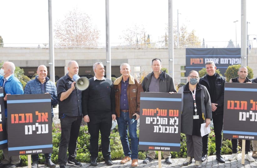  FOREIGN MINISTRY employees protest against their working conditions. (photo credit: MARC ISRAEL SELLEM/THE JERUSALEM POST)