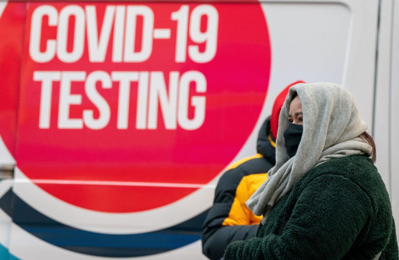  People brace against the cold while waiting for COVID-19 test to be administered (photo credit: REUTERS/DAVID 'DEE' DELGADO)