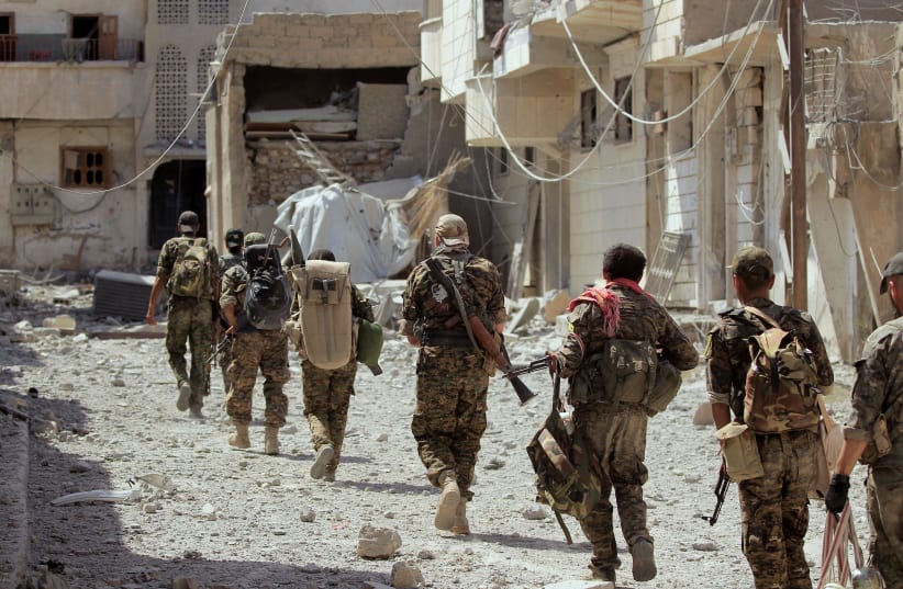 Members of the Syrian Democratic Forces advance toward Islamic State positions in Seif Al Dawla, district of Raqqa, Syria, August 9, 2017. (photo credit: REUTERS/ZOHRA BENSEMRA)