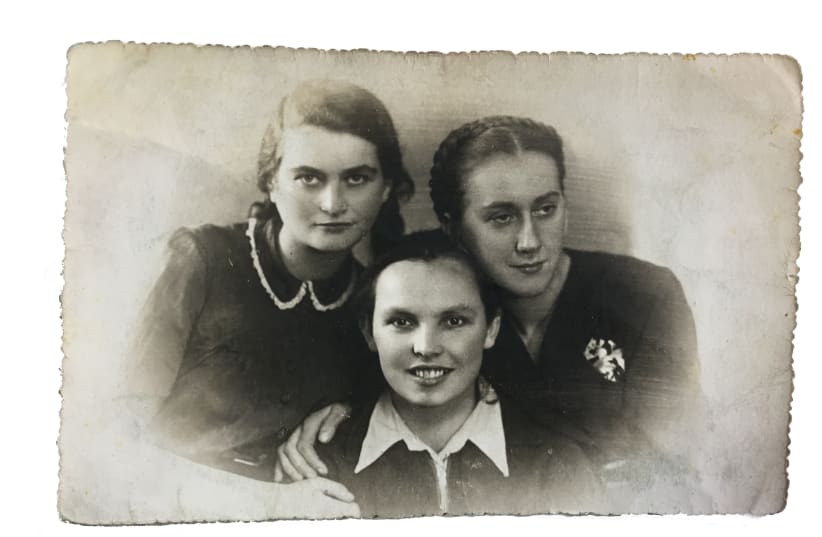  From left, Tema Sznajderman, Bela Hazan and Lonka Korzybrodska, part of a group of young women known as the kashariyot, Jewish couriers who smuggled documents, weapons and other Jews in Nazi-occupied Eastern Europe. (photo credit: COURTESY YAD VASHEM)