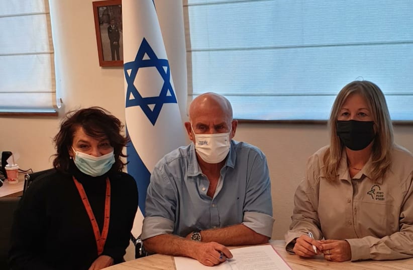  Left to right: Chair of the Israel Tour Guides Association Ganit Peleg, Tourism Ministry Director-General Dani Shahar and Acting CEO, Israel Nature and Parks Authority Raya Shurki in the Tourism Ministry offices. (photo credit: TOURISM MINISTRY)