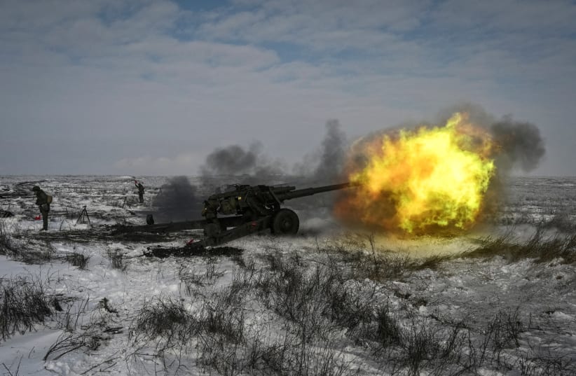  A Russian army service member fires a howitzer during drills at the Kuzminsky range in the southern Rostov region, Russia January 26, 2022 (photo credit: SERGEY PIVOVAROV/REUTERS)