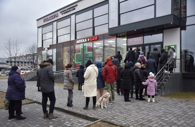  People queue at an ATM after Russian President Vladimir Putin authorized a military operation in eastern Ukraine, in Lviv, Ukraine February 24, 2022.  (photo credit: REUTERS/PAVLO PALAMARCHUK)