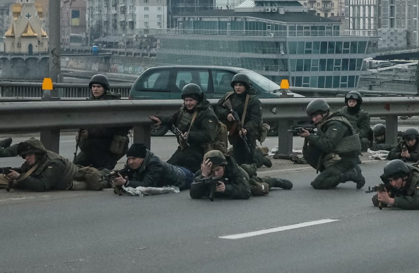 Servicemen of the Ukrainian National Guard take positions in central Kyiv, after Russia launched a massive military operation against Ukraine, February 25, 2022. (photo credit: REUTERS/GLEB GARANICH)