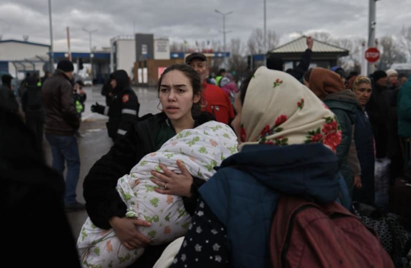   Ukrainian refugees at the Palanca crossing at the border with Moldova, March 3, 2022.  (photo credit: AVISHAG SHAAR YASHUV/IFCJ)