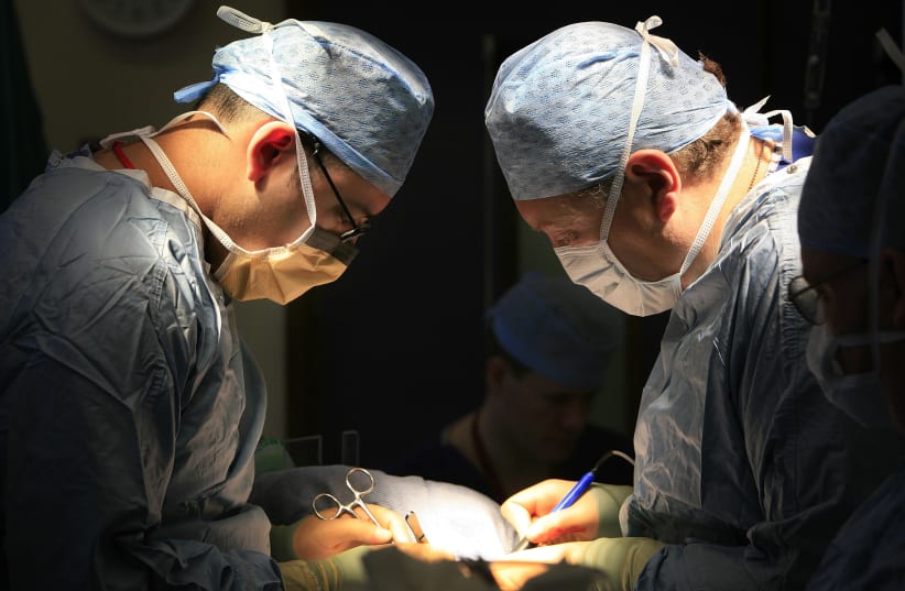  BIRMINGHAM, UNITED KINGDOM - JUNE 09: Consultant Surgeon Andrew Ready and his team conduct a live donor kidney transplant at The Queen Elizabeth Hospital Birmingham on June 9, 2006, (photo credit: Christopher Furlong/Getty Images)