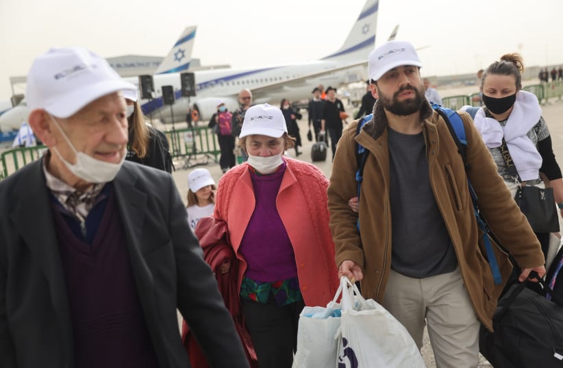  Ukrainian Jewish refugees arriving at Ben-Gurion Airport, March 6, 2022.  (photo credit: HADAS PARUSH)