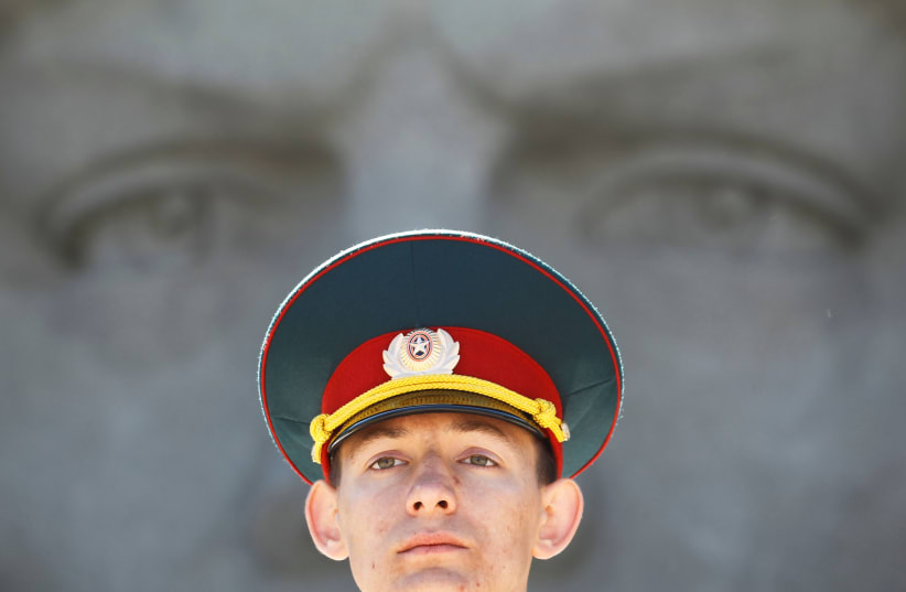 A honor guard stands by the Eternal Glory World War Two monument during an inauguration ceremony of newly-adopted members of the Unarmia (Young Army) military patriotic movement in the southern city of Stavropol, Russia, April 27, 2017. (photo credit: REUTERS/EDUARD KORNIYENKO )