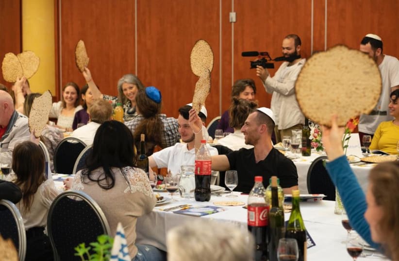  Ukrainian Jews celebrating the Passover Seder in a Jewish Agency aid center in Budapest, Hungary.  (photo credit: MAXIM DINSTEIN/JEWISH AGENCY )