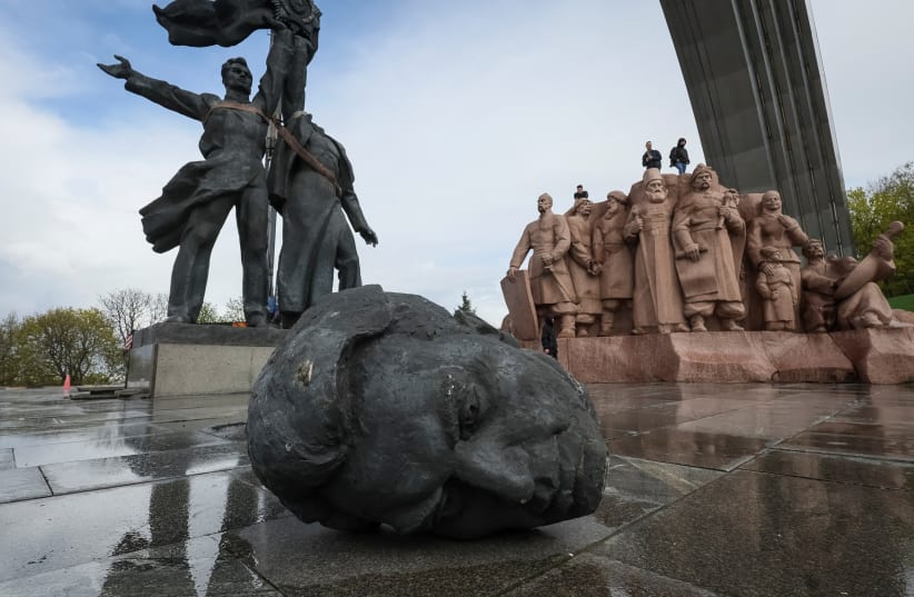  A Soviet monument to a friendship between Ukrainian and Russian nations is seen during its demolition, amid Russia's invasion of Ukraine, in central Kyiv, Ukraine April 26, 2022.  (photo credit: REUTERS/GLEB GARANICH)