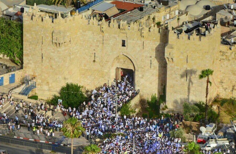 Flag parade marchers entering the Old City through Damascus Gate, June 5, 2016. (photo credit: ISRAEL POLICE/WIKIMEDIA COMMONS)