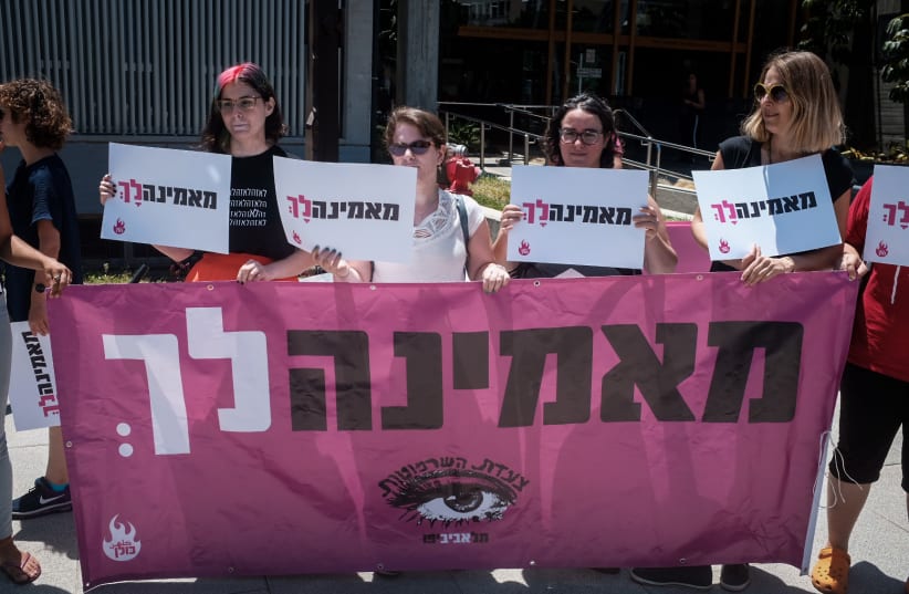  Israelis protest against Real estate promoter Alon Kastiel outside his court hearing at the Tel Aviv District court on June 19, 2018 (photo credit: TOMER NEUBERG/FLASH90)