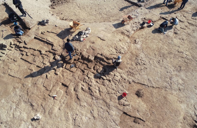 Archaeologists and workers uncover mud-brick walls of the buildings in the ancient city at Kemune (photo credit: UNIVERSITIES OF FREIBURG AND TÜBINGEN, KAO)