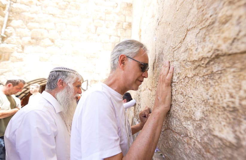  Bocelli visits the Western Wall on Thursday (photo credit: Shimmy Socol)