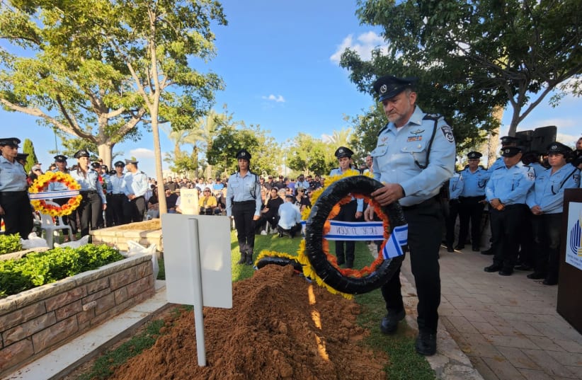  Israel Police chief Kobi Shabtai lays a wreath on the grave of police volunteer Amichai Carmeli  (photo credit: ISRAEL POLICE SPOKESPERSON'S UNIT)