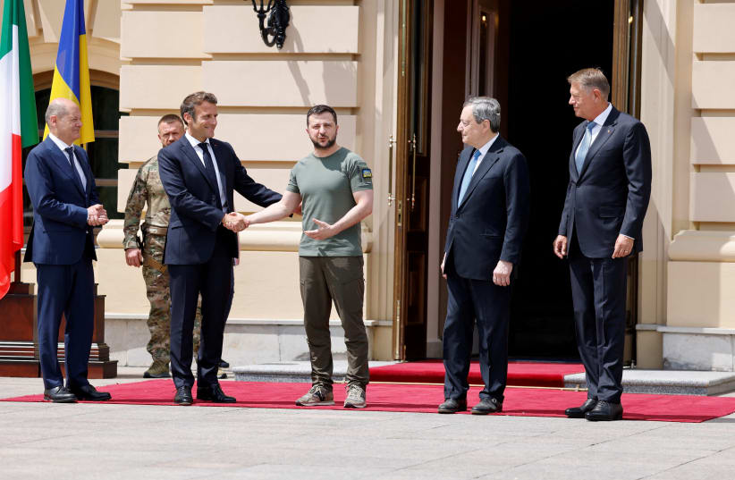 Ukrainian President Volodymyr Zelensky shakes hands with France's President Emmanuel Macron as they pose for a picture with Italian Prime Minister Mario Draghi, German Chancellor Olaf Scholz and Romanian President Klaus Iohannis in Kyiv, Ukraine, June 16, 2022. (photo credit: LUDOVIC MARIN/POOL VIA REUTERS)