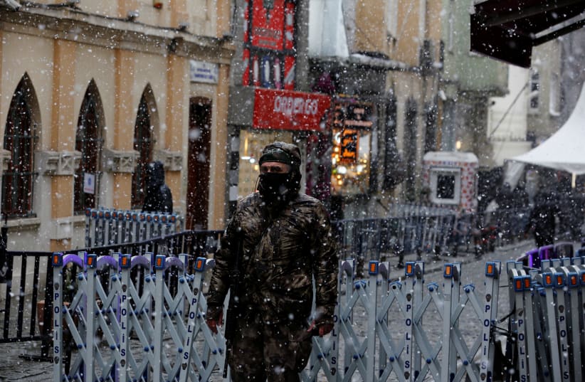  A member of Turkish Police Special Forces stands guard at the entrance of a street leading the Neve Shalom Synagogue (photo credit: REUTERS/DILARA SENKAYA)