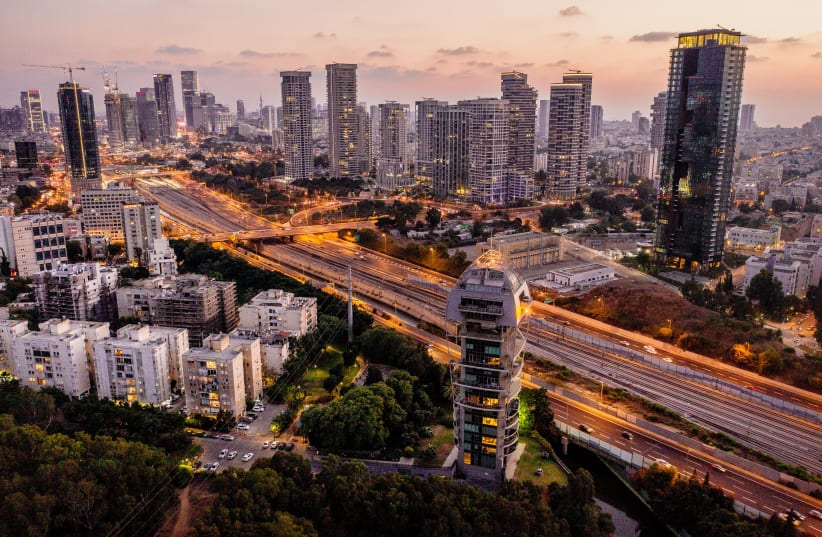  Aerial view of the Ayalon highway running between Tel Aviv and Ramat Gan, near park HaYarkon, September 10, 2018.  (photo credit: MATANYA TAUSIG/FLASH90)