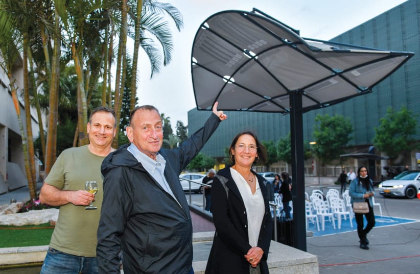  TEL AVIV Mayor Ron Huldai (C) checks out the LumiWeave model in the company of creator Anai Green (R). (photo credit: LumiWeave)
