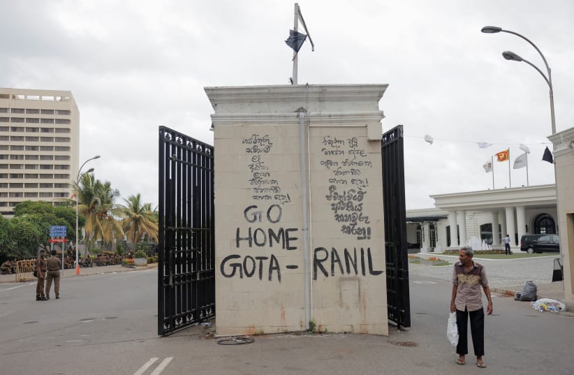  Demonstrators enter the Presidential Secretariat and President's House after Sri Lanka's President Rajapaksa fled, in Colombo (photo credit: REUTERS/DINUKA LIYANAWATTE)