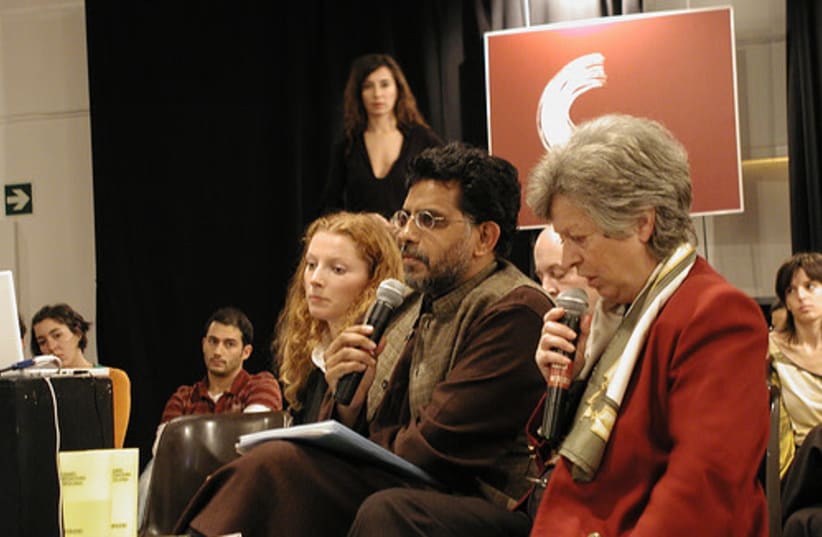  Miloon Kothari, the man with a microphone, the first Special Rapporteur on adequate housing for the Office of the High Commissioner for Human Rights, addressing a conference in Spain (photo credit: Wikimedia Commons)