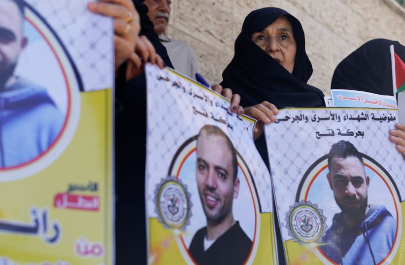  Demonstrators take part in a protest in solidarity with Palestinian hunger striker Khalil Awawda, who is jailed by Israel, in Gaza City June 13, 2022. (photo credit: MOHAMMED SALEM/REUTERS)