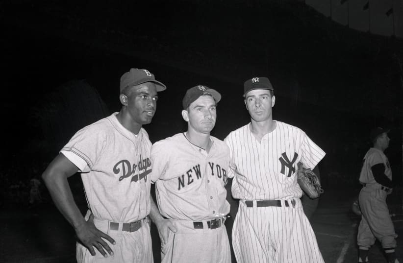  Sid Gordon, center, shown with the legends Jackie Robinson and Joe DiMaggio in 1949.  (photo credit: GETTY IMAGES)