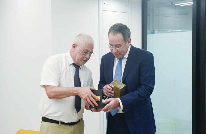  US AMBASSADOR Tom Nides (right) looks at the nano-Bible at the David and Janet Polak Visitors Center, alongside Technion President Prof. Uri Sivan.  (photo credit: Rami Shelush, Technion spokesperson’s office)