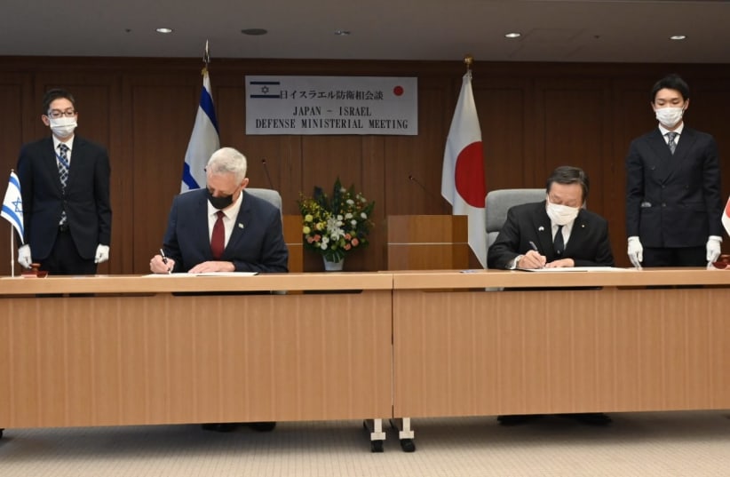  Defense Minister Benny Gantz signs a Memorandum for Defense Cooperation with his Japanese counterpart Yasukazu Hamada (photo credit: DEFENSE MINISTRY)