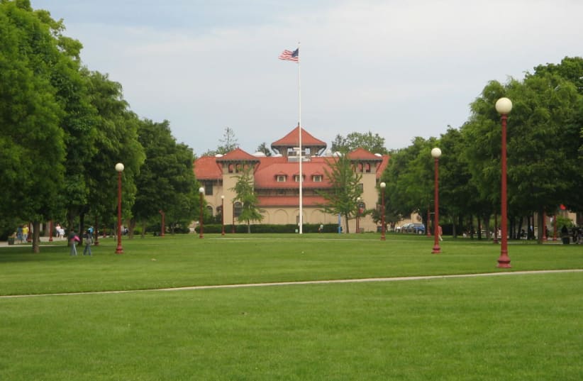 The Queen's college quad. (photo credit: Faisal0926/Wikipedia)