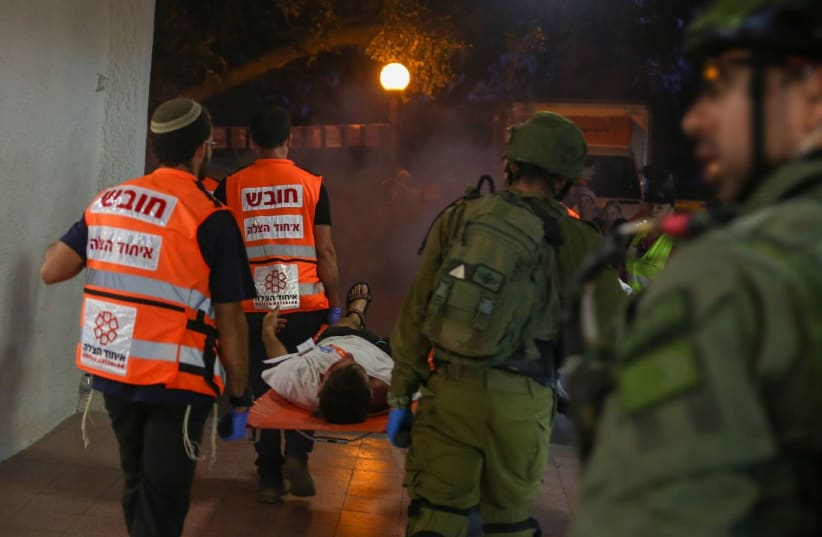  United Hatzalah volunteers working together with IDF soldiers to treat the simulated wounded (photo credit: UNITED HATZALAH‏)