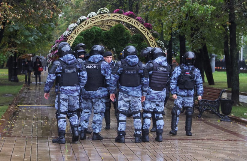  Russian law enforcement officers stand guard during a rally, after opposition activists called for street protests against the mobilisation of reservists ordered by President Vladimir Putin, in Moscow, Russia September 24, 2022.  (photo credit: REUTERS/REUTERS PHOTOGRAPHER)