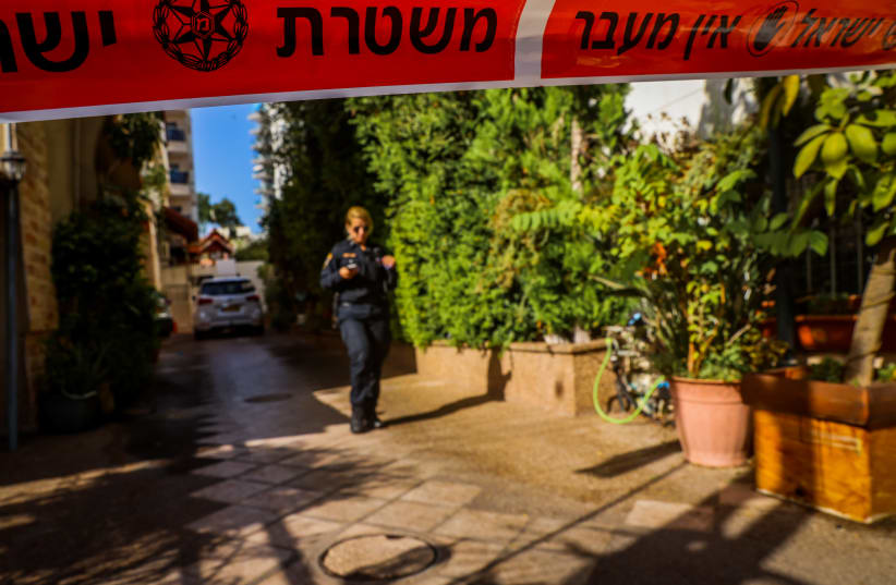  Israel Police at the scene where a man is suspected of murdering his wife and then setting his home ablaze in Rehovot, on September 27, 2022 (photo credit: FLASH90)