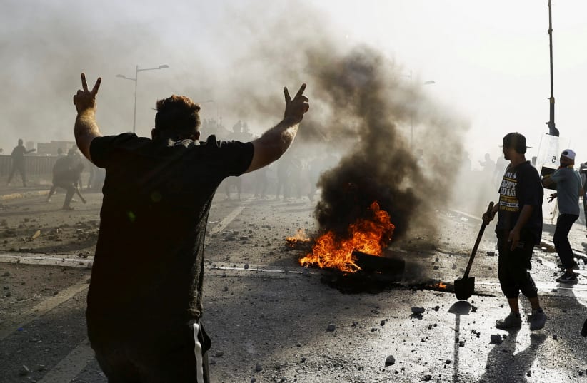  Demonstrators clash with security force during an anti-government protest, after a parliament session, in Baghdad, Iraq September 28, 2022 (photo credit: REUTERS/THAIER AL-SUDANI)