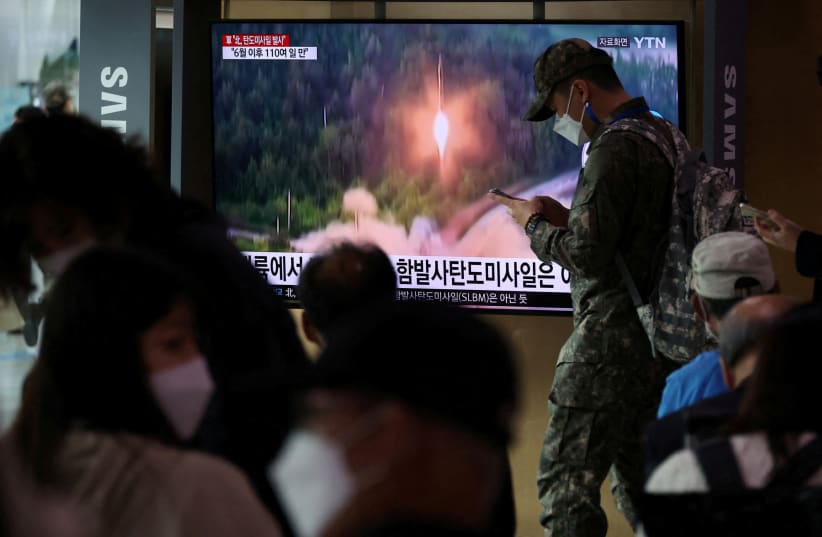A South Korean soldiers walks past a TV broadcasting a news report on North Korea firing a ballistic missile towards the sea off its east coast, in Seoul, South Korea, September 25, 2022. (photo credit: REUTERS/KIM HONG-JI/FILE PHOTO)