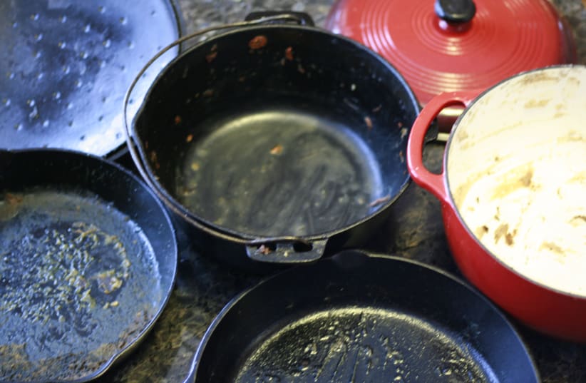 One Scratch on a Nonstick Pan Can Release 9,100 Plastic Particles, New  Study Finds